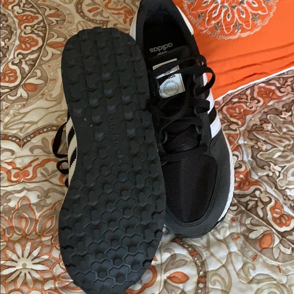 Adidas tennis shoes - Picture 3 of 5